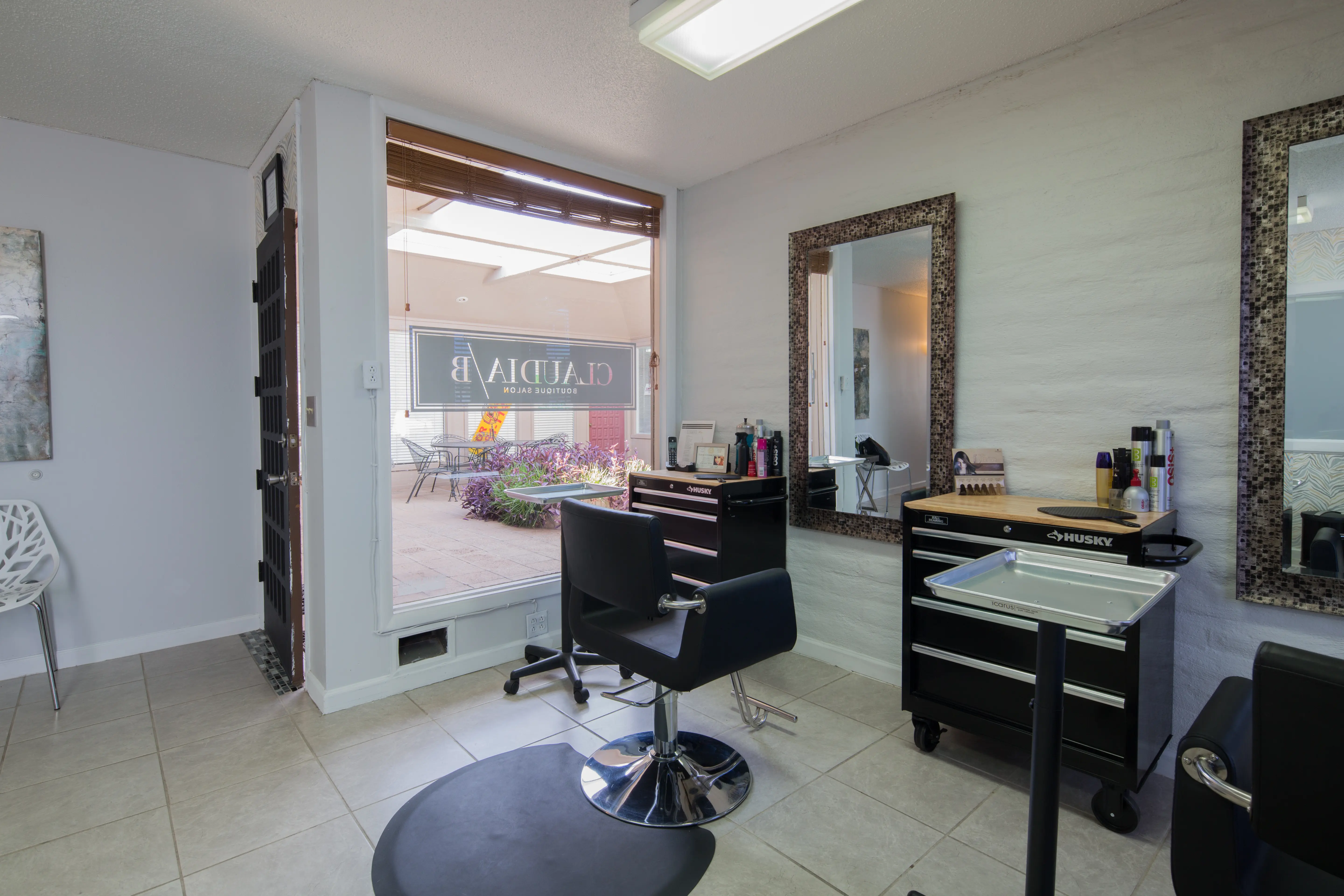 Claudia B/ SALON