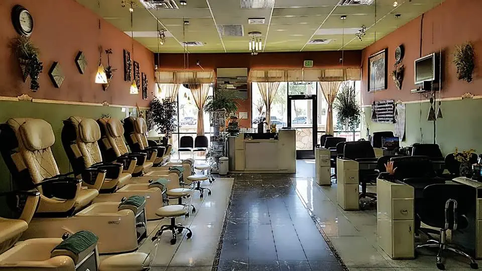 U Nails & Spa