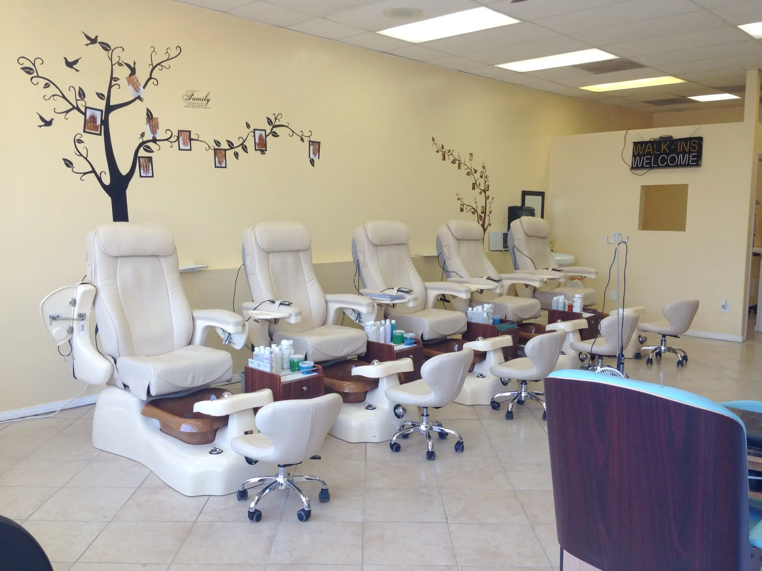Holly Nails | Los Angeles