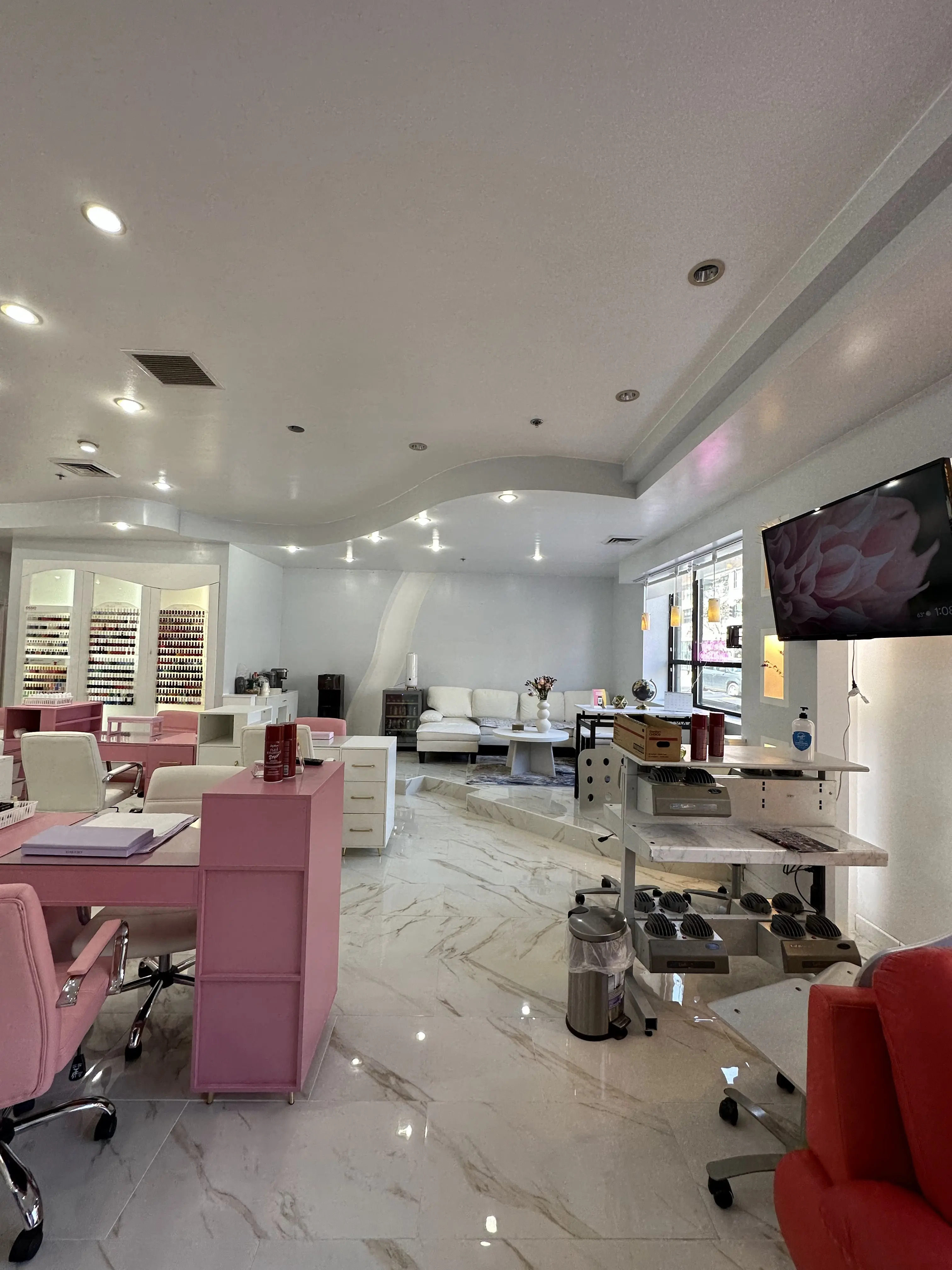 Bio Pinky Nail Studio