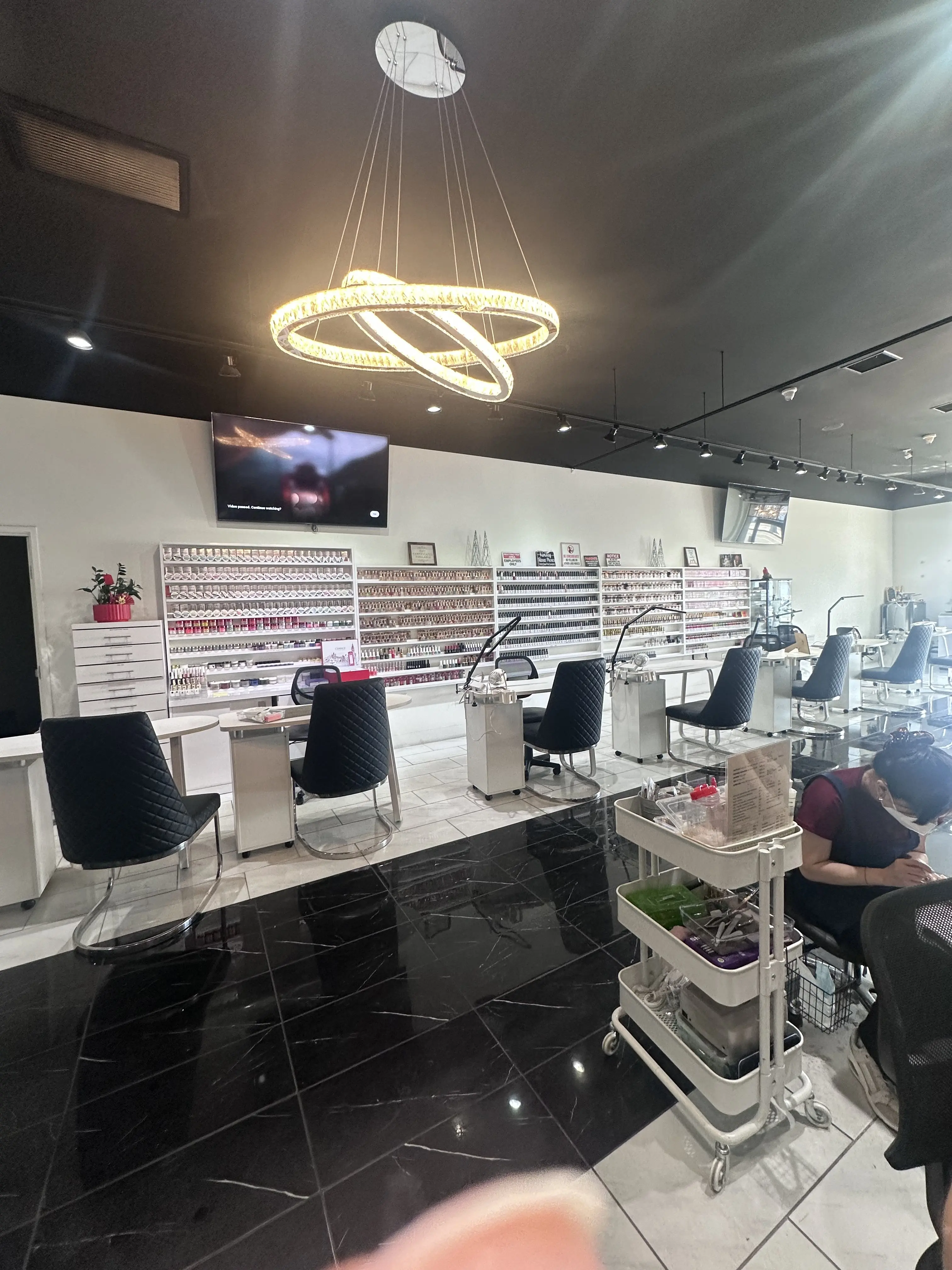 Chic Nails & Lashes
