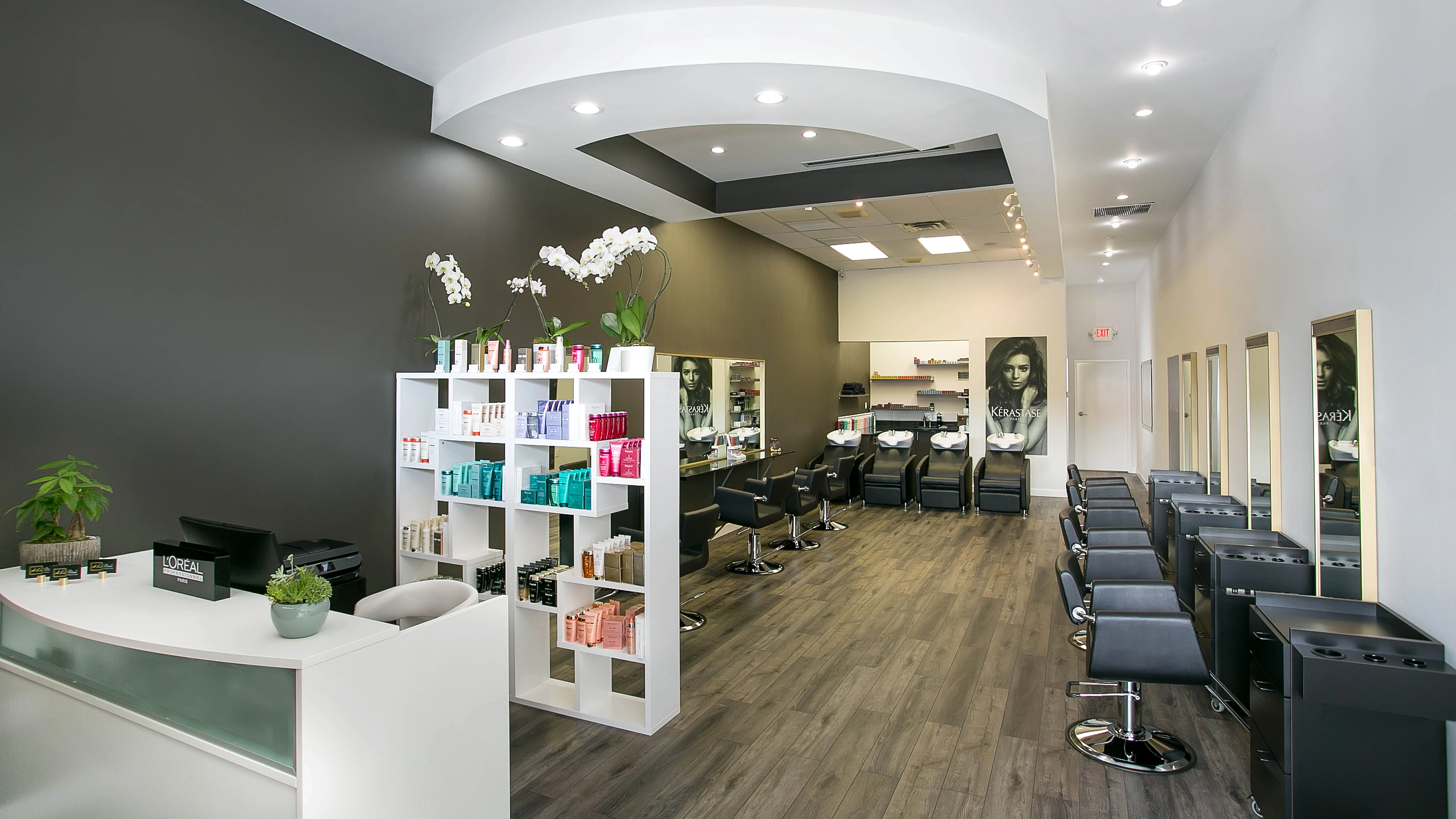 A La Mode Hair Studio