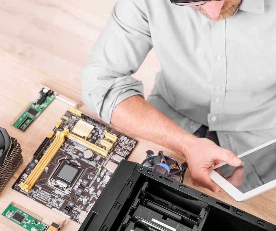 Phone Repair Techs | Houston iPhone Repair on Richmond Ave. | Electronics Repair Shop